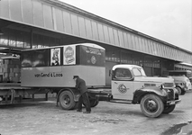 803491 Afbeelding van een vrachtauto van Van Gend & Loos met een autolaadkist bij de goederenloods te Nijmegen.